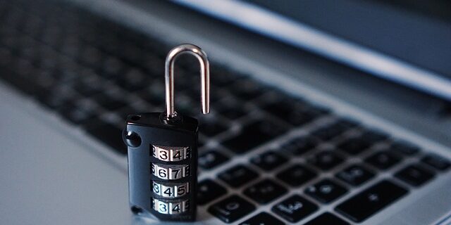 computer-1591018_640 (Demo) Padlock and laptop keyboard